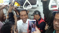 “Penumpang ramai. Presiden juga banyak diminta foto dan salaman,” kata Bey.