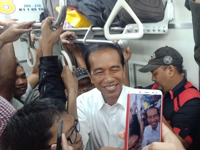 Ajari Anak Kesederhanaan ala Presiden Jokowi, Santai Naik KRL