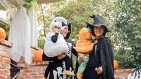 Meski mengantongi banyak uang, Priscilla adalah sosok sederhana. Ia tidak pernah memamerkan gaya hidup mewah. Priscilla juga selalu kompak dengan Mark dan kedua anaknya, termasuk saat perayaan Halloween dengan aneka labu. Foto: Instagram zuck