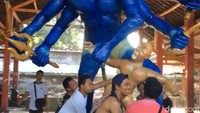 Upacara ini dilakukan agar ogoh-ogoh yang dibuat memiliki kekuatan dan punya isi (metaksu). Ritual melaspas dipimpin oleh pemangku atau pemuka agama yang ada di setiap pura banjar. (Harianto/detikTravel)
