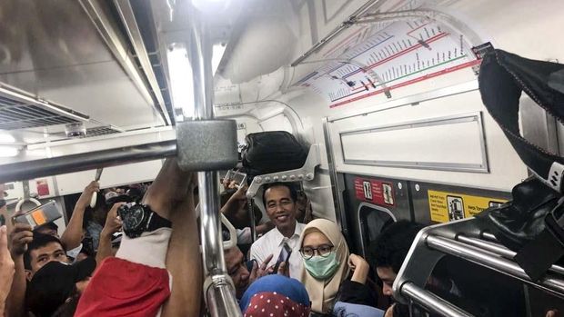 Pulang ke Bogor Naik KRL, Jokowi Ikut Berdesakan