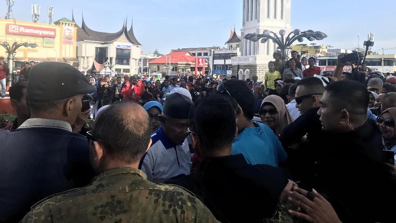 Sandiaga Uno di Jam Gadang Bukittinggi (istimewa) Sandiaga Uno di Jam Gadang Bukittinggi (istimewa)