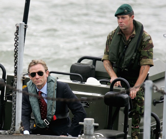 Daniel Craig tidak mau memakai pemeran pengganti untuk melakukan adegan berbahaya di film James Bond. Untuk melindungi sang aktor yang sudah dianggap sebagai investasi, produser film sepakat mengasuransikan tubuh Daniel Craig sebesar Rp 113 miliar. Foto: Getty Images