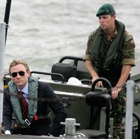 Daniel Craig tidak mau memakai pemeran pengganti untuk melakukan adegan berbahaya di film James Bond. Untuk melindungi sang aktor yang sudah dianggap sebagai investasi, produser film sepakat mengasuransikan tubuh Daniel Craig sebesar Rp 113 miliar. Foto: Getty Images