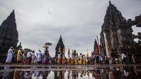 Ribuan umat Hindu berkumpul di Candi Prambanan untuk melaksanakan upacara Tawur Agung Kesanga 2019, Sleman, DI Yogyakarta, Rabu (6/3/2019).