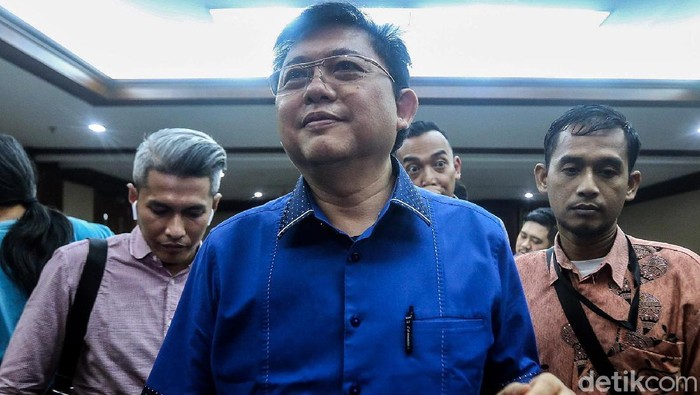 Pengacara Lucas menjalani sidang tuntutan. Ia dituntut 12 tahun penjara karena terbukti membantu Eddy Sindoro melarikan diri.