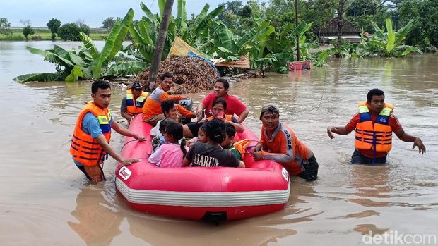 Warga Madiun terdampak banjir dievakuasi/