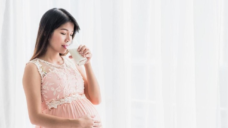 Ilustrasi ibu hamil minum susu/ Foto: iStock Ilustrasi ibu hamil minum susu/ Foto: iStock