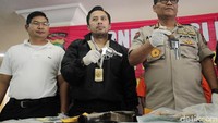 Kabid Humas Polda Metro Jaya Kombes Argo Yuwono (kanan) dan Wadirkrimum Polda Metro Jaya AKBP Ade Ary Syam (tengah) menunjukkan barang bukti yang diamankan dari para pelaku.