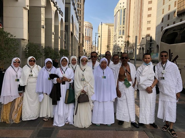 Sebagai penyanyi dangdut, Zaskia Gotik kerap memiliki image seksi. Namun, penampilannya saat beribadah umrah beberapa waktu lalu tampak berbeda. Foto: Instagram