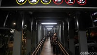 Kini penyeberang jalan dan pengguna TransJakarta sekarang sudah bisa melintasi JPO yang tetap mempertahankan jalur landai.