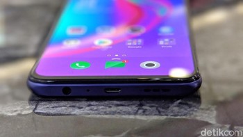 Port bagian bawah, ada jack audio, microUSD dan speaker. Foto: Adi Fida Rahman/detikINET