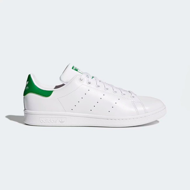 Stan Smith menjadi salah satu model paling populer dari Adidas. Sneakers ini pertamakalinya dibuat untuk legenda tenis Stan Smith yang tampil dengan siluet low-cut dan tiga stripe berlubang sebagai ciri khasnya. Foto: Adidas