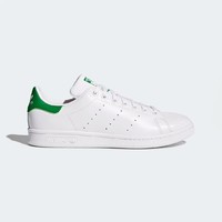 Stan Smith menjadi salah satu model paling populer dari Adidas. Sneakers ini pertamakalinya dibuat untuk legenda tenis Stan Smith yang tampil dengan siluet low-cut dan tiga stripe berlubang sebagai ciri khasnya. Foto: Adidas