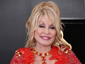 Video: Yayasan Dolly Parton Dapat USD 2 Juta dari Taylor Swift-Travis Kelce