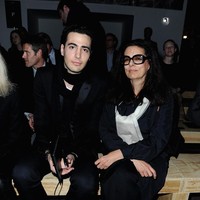 Francoise Bettencourt Meyers yang dibesarkan secara Katolik menikah dengan Jean-Victor Meyers, cucu rabi yang dibunuh di kamp Yahudi di Auschwitz. Kedua anak pasangan ini, Jean-Victor Meyers dan Nicolas Meyers, dibesarkan dalam agama Yahudi. Foto: Getty Images