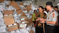Momen saat Kapolda Jabar Irjen Pol Agung Budi Maryoto melakukan pengecekan surat suara Pemilu 2019. Dok. Humas Polres Bogor.