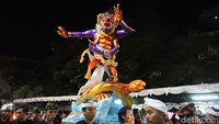 Kesepuluh ogoh-ogoh itu diarak dari Taman Satria Gatotkaca menuju sepanjang Jl Raya Tuban. 