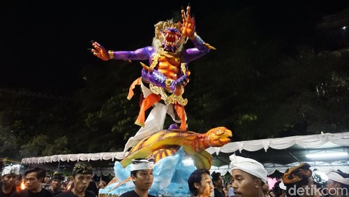 Umat Hindu di Bali menggelar pawai ogoh-ogoh. Salah satunya di Desa Adat Tuban, Kabupaten Badung, Bali.