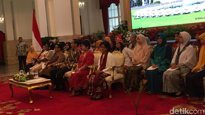 Bertemu Perempuan Arus Bawah, Jokowi Cerita Perjuangan Sang Ibu Bertemu Perempuan Arus Bawah, Jokowi Cerita Perjuangan Sang Ibu