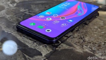 Baterai ponsel ini berkapasitas 4.000 mAh.  Foto: Adi Fida Rahman/detikINET