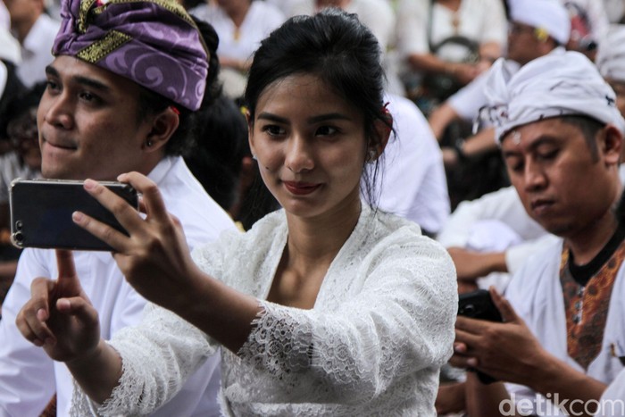 Umat Hindu mengikuti upacara Tawur Agung Kesanga di Pura Aditya Jaya, Rawamangun, Jakarta, Rabu (6/3/2019).