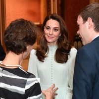 Kate memadukan penampilannya dengan anting berlian kecil. Di lain sisi, Meghan memakai banyak cincin yang tampak lebih edgy dari Pippa Small dan Maison Birks. Foto: Dok. Getty Images