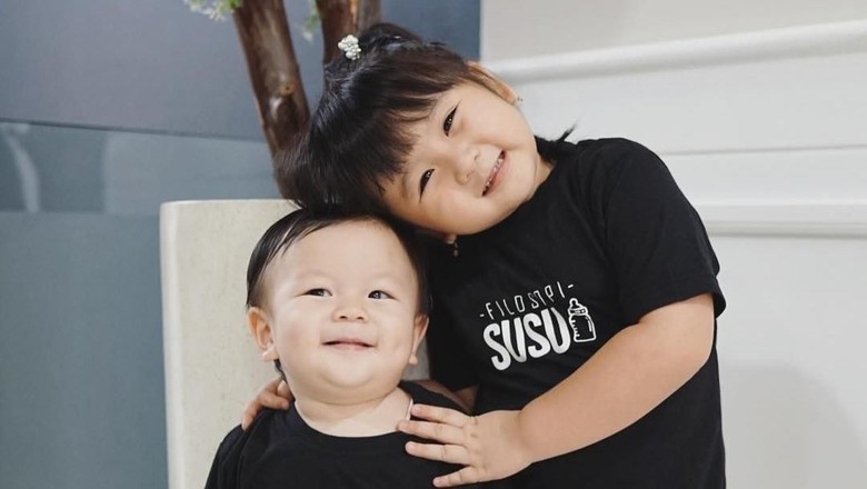 Hubungan Menggemaskan Selebgram Cilik Moonella dengan Sang Adik/ Foto: Instagram/ @babymoonella Hubungan Menggemaskan Selebgram Cilik Moonella dengan Sang Adik/ Foto: Instagram/ @babymoonella