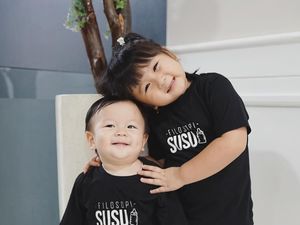 Hubungan Menggemaskan Selebgram Cilik Moonella dengan Sang Adik