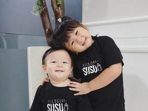 Hubungan Menggemaskan Selebgram Cilik Moonella dengan Sang Adik