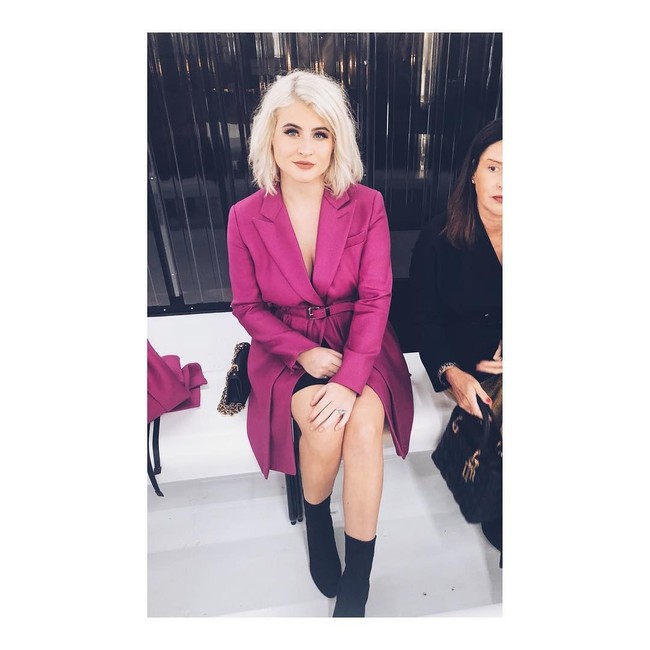 Tak sekadar mengoleksi, ia pun eksis di berbagai pekan mode dunia. Ini penampilan stylish Katharina saat menghadiri fashion show Louis Vuitton di Paris Fashion Week Oktober tahun lalu. (Foto: Instagram/@kgandresen)