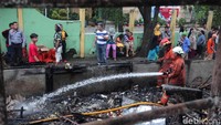 Sejumlah pedagang nampak berkumpul menyaksikan petugas damkar memadamkan api yang menghanguskan ruko mereka.