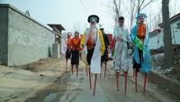 Permainan egrang ini dilakukan warga di jalanan. Kisah awal mulanya berasal dari tahun 5 SM (Natalie Thomas/CNN Travel)