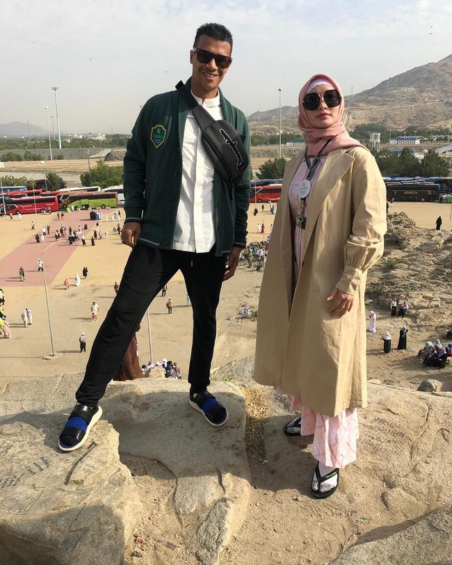 Zaskia Gotik memakai hijab selama beribadah di Tanah Suci. Ini merupakan bagian dari syariat yang harus dilakukan selama beribadah umrah. Foto: Instagram