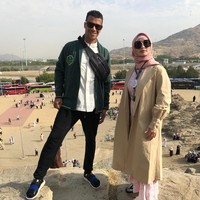 Zaskia Gotik memakai hijab selama beribadah di Tanah Suci. Ini merupakan bagian dari syariat yang harus dilakukan selama beribadah umrah. Foto: Instagram