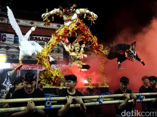 Umat Hindu di Bali menggelar pawai ogoh-ogoh. Salah satunya di Desa Adat Tuban, Kabupaten Badung, Bali.