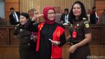 Lagi Ratna Sarumpaet Salam 2 Jari di Sidang Eksepsi