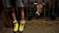 Lewat sepatu roda berwarna kuning tersebut Pablo menyalurkan hobinya. REUTERS/Eloy Alonso.