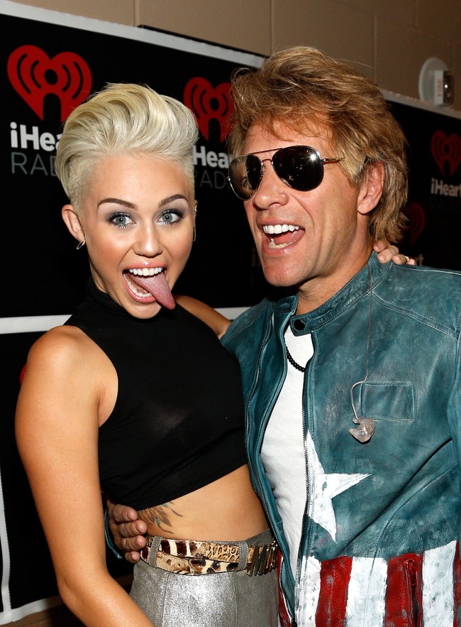 Miley Cyrus sering berpose dengan gaya menjulurkan lidah saat berfoto ataupun pengambilan video. Merasa lidah adalah asetnya yang berharga, ia pun membeli asuransi sebesar USD 1 juta atau sekira Rp 14 miliar untuk menjaganya. Foto: Getty Images