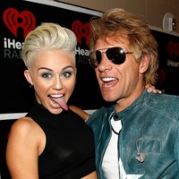 Miley Cyrus sering berpose dengan gaya menjulurkan lidah saat berfoto ataupun pengambilan video. Merasa lidah adalah asetnya yang berharga, ia pun membeli asuransi sebesar USD 1 juta atau sekira Rp 14 miliar untuk menjaganya. Foto: Getty Images