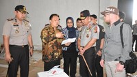 Kegiatan tersebut turut dihadiri oleh Waka Polda Jabar, Dir Intelkam Polda Jabar, Ketua KPU Provinsi Jabar, Kapolres Bogor, Waka Polres Bogor, Kabag Ops Polres Bogor, Ketua Komisioner KPU Kabupaten Bogor, Ketua Bawaslu Kabupaten Bogor, Kapolsek Cibinong, Kasat Intelkam Polres Bogor, Kasat Sabhara Polres Bogor, Kasubbag Dalops Polres Bogor dan Kasi Propam Polres Bogor. Dok. Humas Polres Bogor.