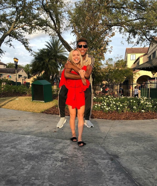 Saat main ke Universal Studio di Orlando, AS mereka bahkan sempat gendong-gendongan. Lebih tepatnya David minta gendong di punggung Winona. (Instagram/@karawinona) Saat main ke Universal Studio di Orlando, AS mereka bahkan sempat gendong-gendongan. Lebih tepatnya David minta gendong di punggung Winona. (Instagram/@karawinona)