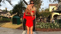 Saat main ke Universal Studio di Orlando, AS mereka bahkan sempat gendong-gendongan. Lebih tepatnya David minta gendong di punggung Winona. (Instagram/@karawinona)