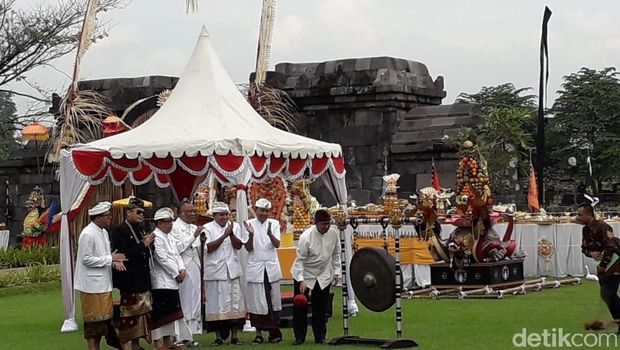 Tawur Kesanga di kompleks Candi Prambanan. 