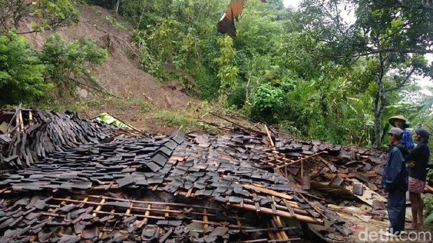 Rumah warga di Gunungkidul rusak diterjang longsor. 