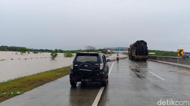 Banjir Rendam Ruas Tol Madiun, Ketinggian Air Hampir Satu Meter