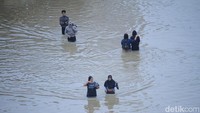 Kanitlantas Polsek Dayeuhkolot AKP Sumartono menuturkan beberapa jalur ditutup sementara lantaran banjir belum surut.