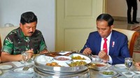 Makan siang bersama Presiden Jokowi, Hadi Tjahjanto disuguhkan dengan aneka masakan rumahan. Seperti nasi merah, telur balado, ikan bakar, hingga aneka sambal. Foto: Istimewa
