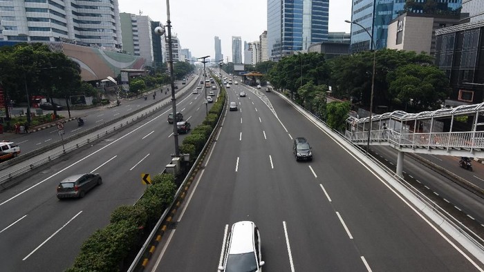 Sejumlah kendaraan melintas di Jalan Gatot Subroto, Jakarta, Kamis (7/3/2019). Kondisi lalu lintas di kawasan ibukota Jakarta lancar saat Hari Raya Nyepi Tahun Baru Saka 1941. ANTARA FOTO/Indrianto Eko Suwarso/hp.