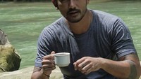 Jangan lupa ngopi hari ini, tulis ayah Salma Jihane Putri Dewanto itu saat mengunggah momen ngopinya. Foto: Instagram @riodewanto
